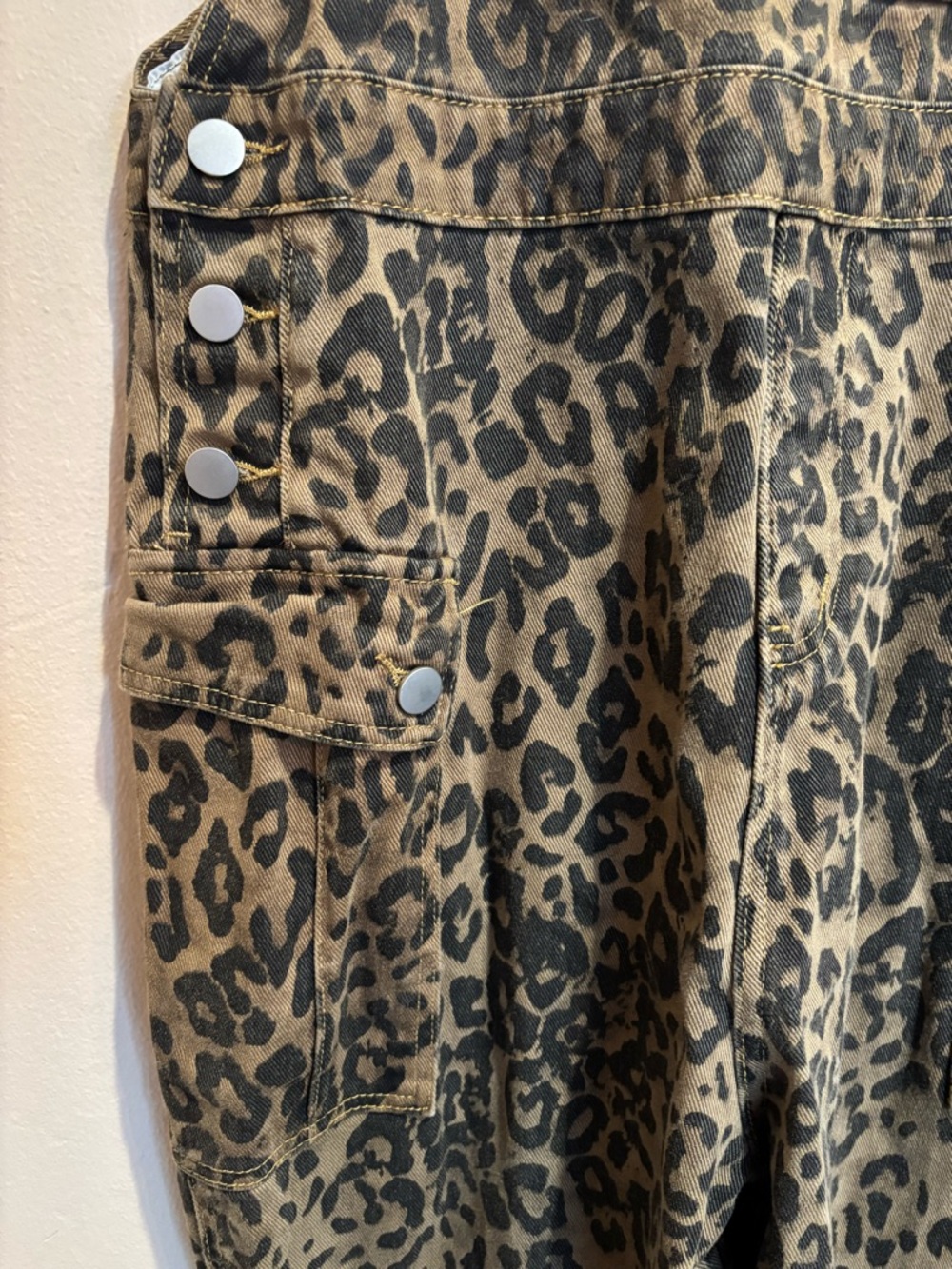 Leopard Print Overalls with Brown Straps and Pockets, Women’s size Large - Picture 5 of 7